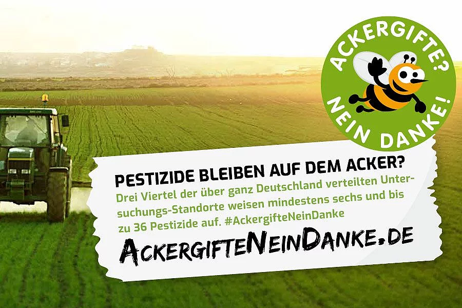 Kampagne Ackergifte Traktor Traktor auf dem Feld, der Pestizide versprüht. Mit Text: Pestizide bleiben auf dem Acker?