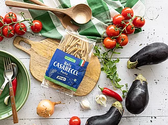 Casarecce mit Aubergine und Ricotta – Sizilianisches Reisnudelgericht Nahaufnahme eines sizilianischen Nudelgerichts: Casarecce aus Reisnudeln