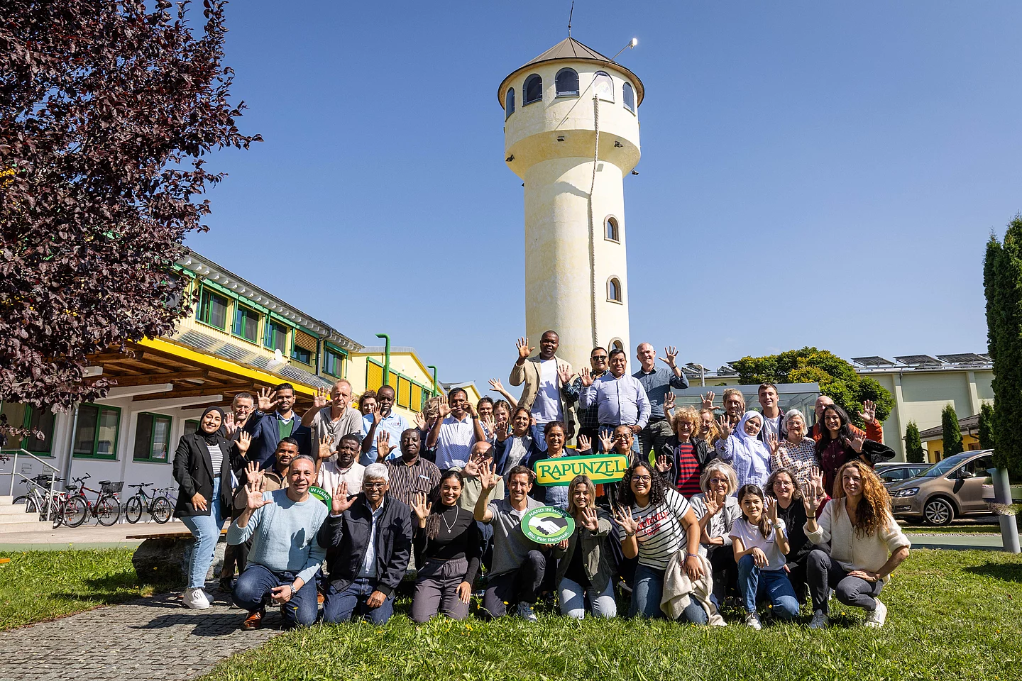 Die Rapunzel HAND IN HAND-Partner bei ihrem regelmäßigen Besuch in Legau. Gruppenbild von Rapunzel Partnern und Lieferanten.