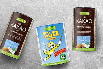 Auswahl von Rapunzel Kakao Eine Auswahl an Rapunzel Kakaosorten auf Tischuntergrund