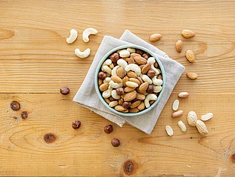 Rapunzel Nusskernmischung. Rapunzel Nusskernmischungen auf einem Teller.