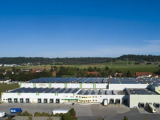 Logistik von Rapunzel Naturkost in Bad Grönenbach. Logistikgebäude mit vielen Toren von Rapunzel Naturkost in Bad Grönenbach.