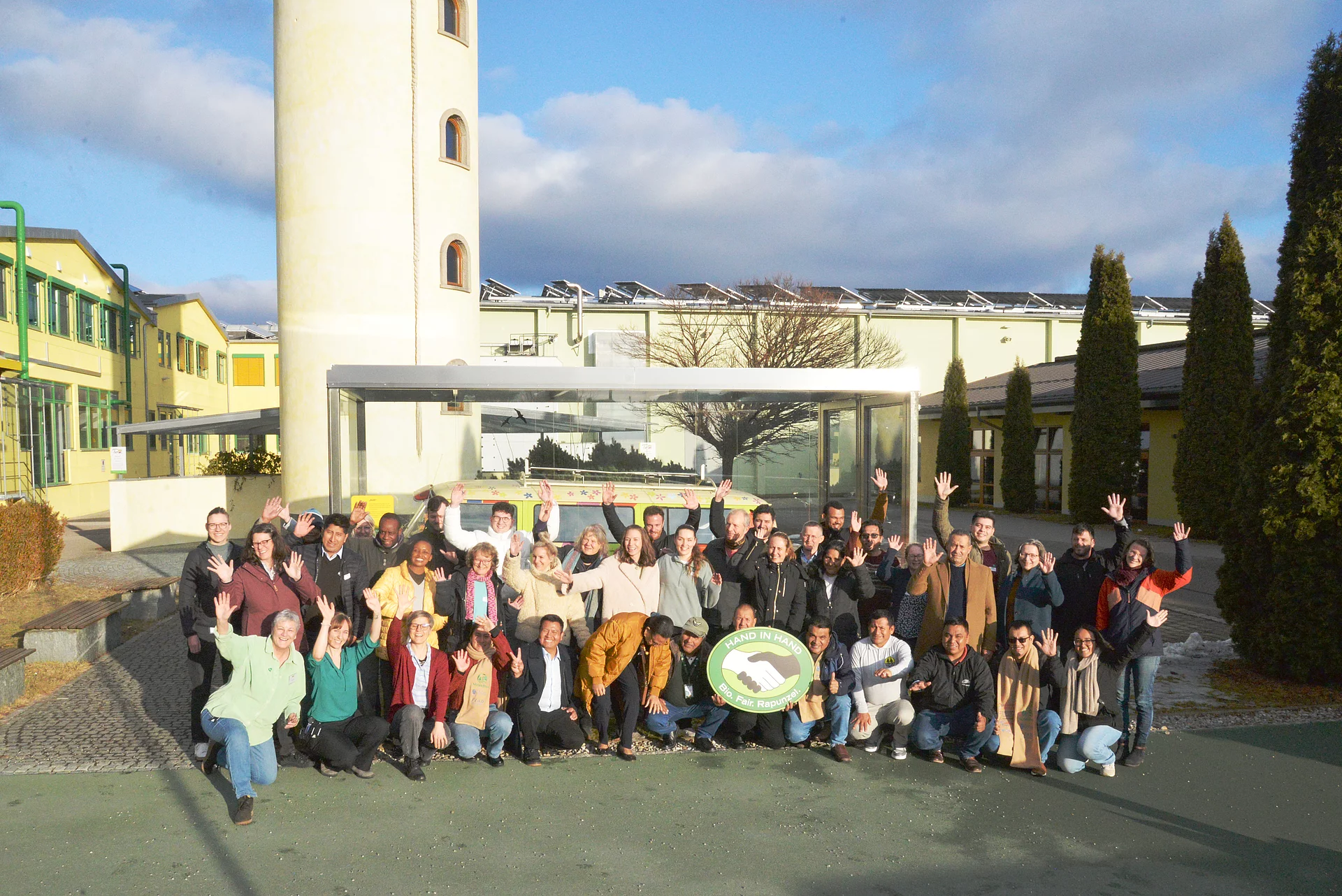 Rapunzel HAND IN HAND-Partner auf Lieferantentag im Feb 2026 Internationale Anbaupartner bei Rapunzel vor Ort - vor dem Rapunzel Bulli im Headquarter