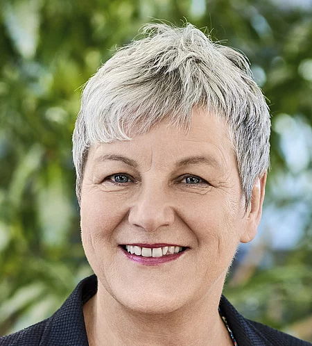 Eva Kiene Mitarbeiterin Rapunzel Presseteam vor Pflanzen.