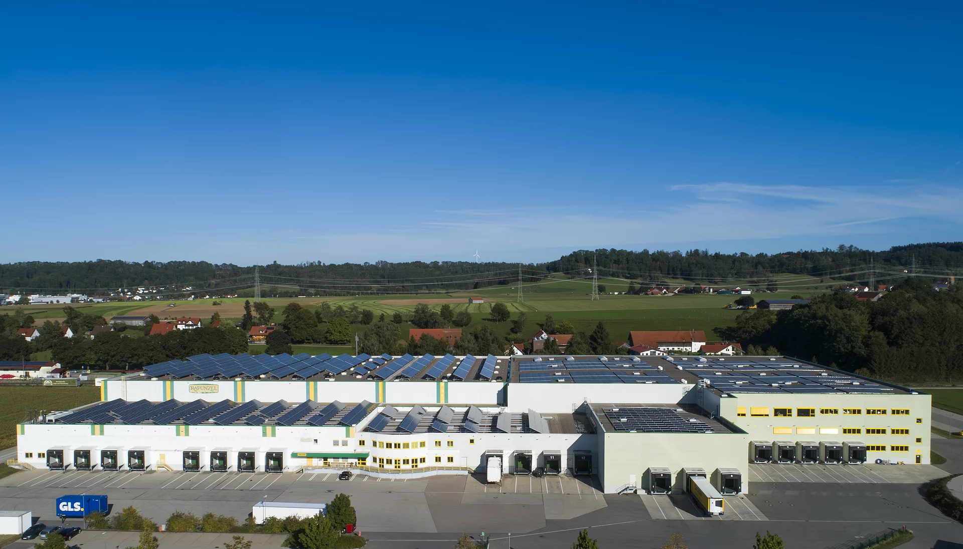 Logistik von Rapunzel Naturkost in Bad Grönenbach. Logistikgebäude mit vielen Toren von Rapunzel Naturkost in Bad Grönenbach.