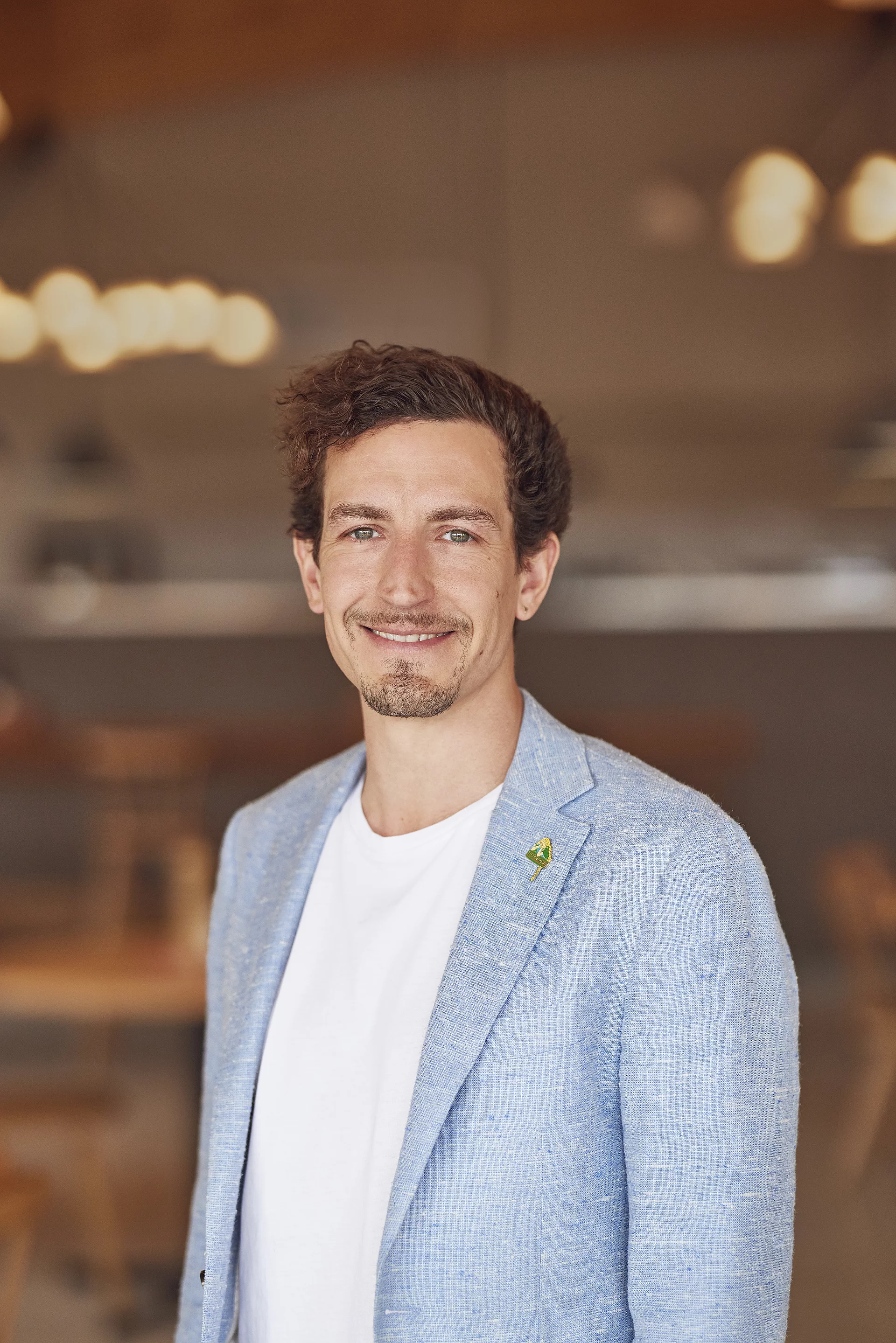 Leonhard Wilhelm, Geschäftsleitung und Gesellschafter Porträt von Leonhard Wilhelm. Er ist Geschäftsleitung und Gesellschafter. Das Foto zeigt ihn frontal, lächelnd und formell gekleidet. Der Hintergrund ist unscharf.