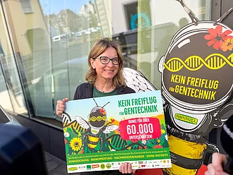 Initiatorin Eva von Rapunzel bei der Stimmübergabe an die EVP Frau hält Nachweis über 60.000 gesammelte Stimmen von Bürgern in den Händen, um sie stolz zu übergeben.