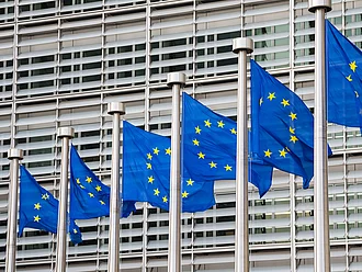 EU-Gerichtshof Sechs EU-Flaggen vor dem europäischen Gerichtshof