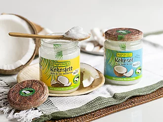 Rapunzel Kokosöl & Kokosfett – exotisch, hitzestabil, vielseitig Rapunzel Bio-Kokosöl und Kokosfett in exotischer Umgebung – ideal zum Braten, Backen und für aromatische Genussmomente