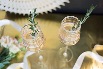 Prosecco-Cocktail mit Himbeeren und Rosmarin. Zwei Prosecco-Cocktails mit Himbeeren und Rosmarin, ideal um an Silvester anzustoßen