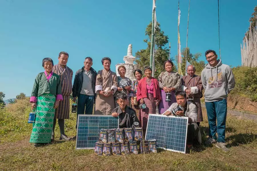 Frauen und Männer der Region werden als Solartechniker ausgebildet. 