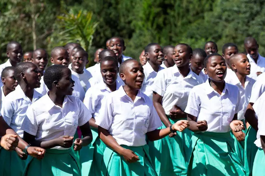 Mehr als nur ein Afrika-Klischee: zu Tränen rührend die ungeheure Energie, mit der die Schülerinnen singen und tanzen.