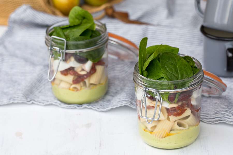 Pasta-Salat mit Avocado-Pesto-Dressing