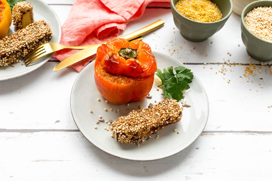 Räuchertofu mit Quinoa-Kruste und gefüllte Lupinen Paprika