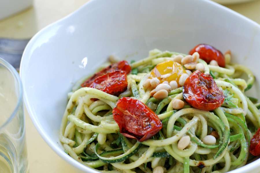 02.08.2021: Zucchini-Nudeln mit Pesto Verde, gebackenen Cocktail-Tomaten und Zedernüssen