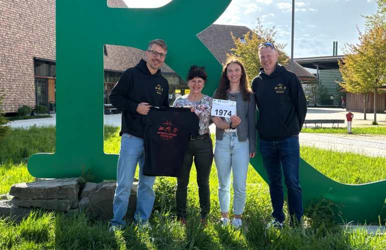 Die Veranstalter des Unterallgäuer Triathlons und die Läuferinnen vom „Team Rapunzel“ freuen sich über die erneute Kooperation (v.l.n.r.: Markus Empl-Fröhlich, Simone Walter, Marina Egger, Michael Rauch). Die Veranstalter des Unterallgäuer Triathlons und die Läuferinnen vom Team Rapunzel Markus Empl-Fröhlich, Simone Walter, Marina Egger und Michael Rauch vor der Rapunzel Welt.