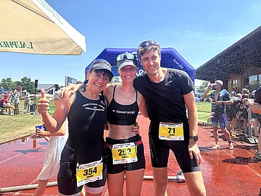 Starke Leistung bei 40 Grad – Team Rapunzel im Ziel. Das Team Rapunzel nach dem Zieleinlauf beim Unterallgäuer Triathlon: Simone, Marina und Julian.