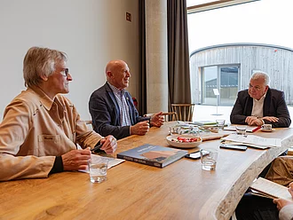 Im direkten Austausch mit MdEP Markus Ferber: Elisabeth Waizenegger, Joseph Wilhelm und Eva Heusinger stehen für Transparenz am Markt und deshalb für eine Kennzeichnungspflicht von NGT.