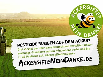 Kampagne Ackergifte Traktor Traktor auf dem Feld, der Pestizide versprüht. Mit Text: Pestizide bleiben auf dem Acker?