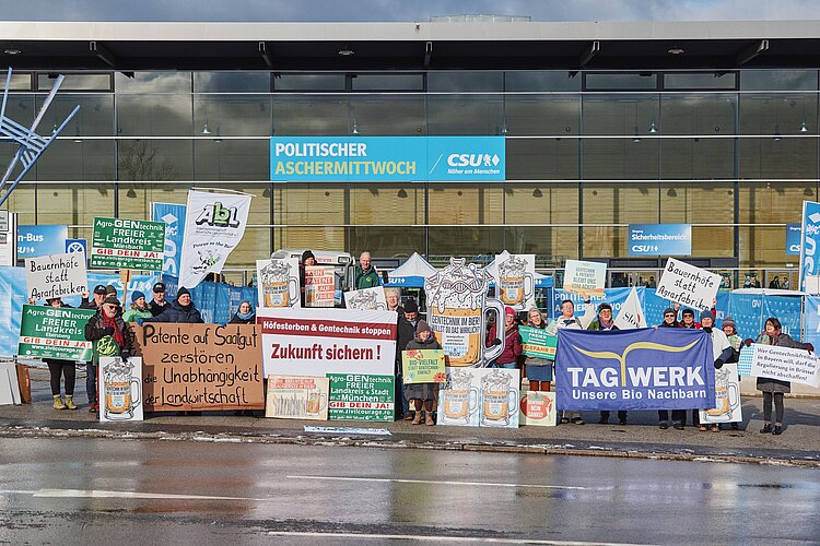 AbL Politischer Aschermittwoch in Passau Eine Menschenmenge vor einem Regierungsgebäude mit verschiedenen Schildern in der Hand.
