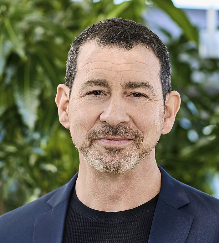 Boris Weltermann Mitarbeiter Rapunzel Presseteam vor Pflanzen.