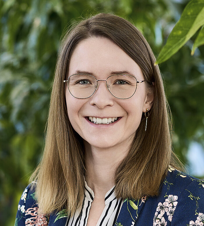 Miriam Jenth Mitarbeiterin Rapunzel Presseteam vor Pflanzen.