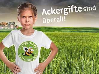 Ackergifte? Nein Danke! Hauptmotiv Auf dem Kampagnenbild, zu Ackergifte? Nein Danke! steht ein verärgertes Mädchen auf einem Feld, auf dem im Hintergrunde ein Pestizid versprühender Traktor im Einsatz ist.