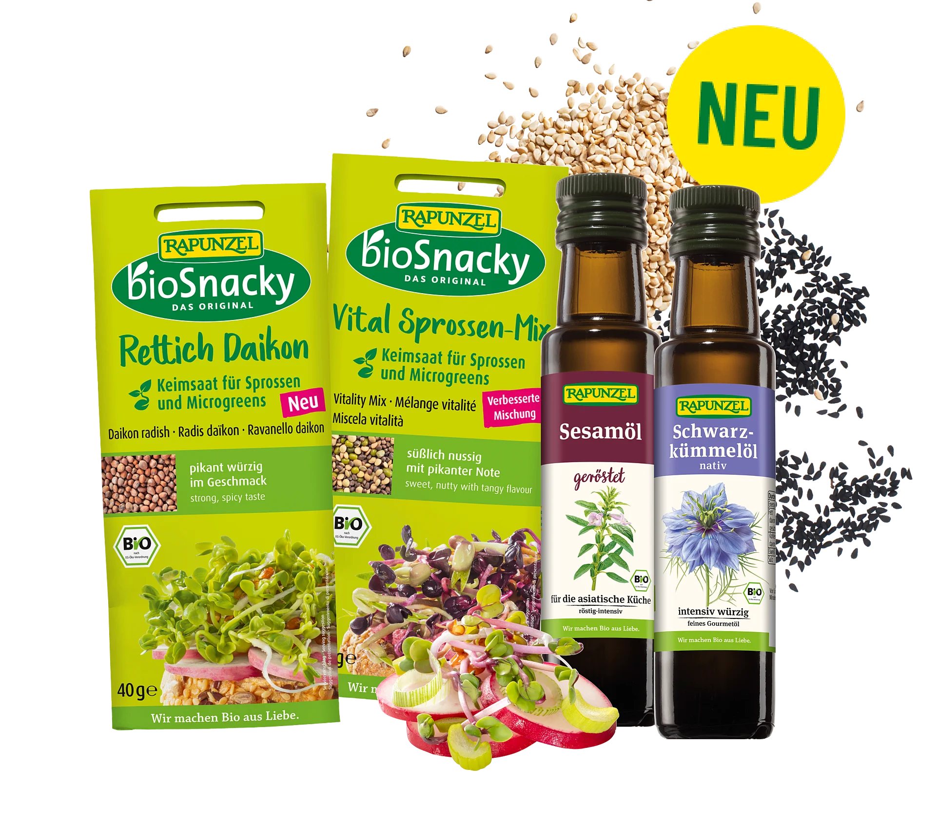 Rapunzel Neuprodukte Oktober 2026 Collage der Neuprodukte 2026. Eine Flasche Sesamöl geröstet, Schwarzkümmelöl, bioSnacky Vital & Sprossen Mix sowie bioSnacky Rettich. Im Hintergrund ist eine Illustartion von Sesam und Schwarzkümmel.