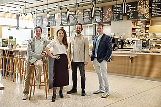 Neue Rapunzel Geschäftsleitung ab 1. April 2026 Auf dem Bild von links nach rechts: Leonhard und Seraphine Wilhelm, Werner Berlage mit neuem Geschäftsführer Stefan Schmaus