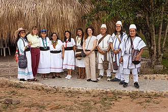 Rapunzel zu Besuch in Kolumbien. Rapunzel Geschäftsführerin Seraphine Wilhelm ist gemeinsam mit der Rapunzel Einkäuferin Sandra zu Besuch bei HAND IN HAND-Partner Anei. Zu sehen ist ein Gruppenbild des Besuchs.