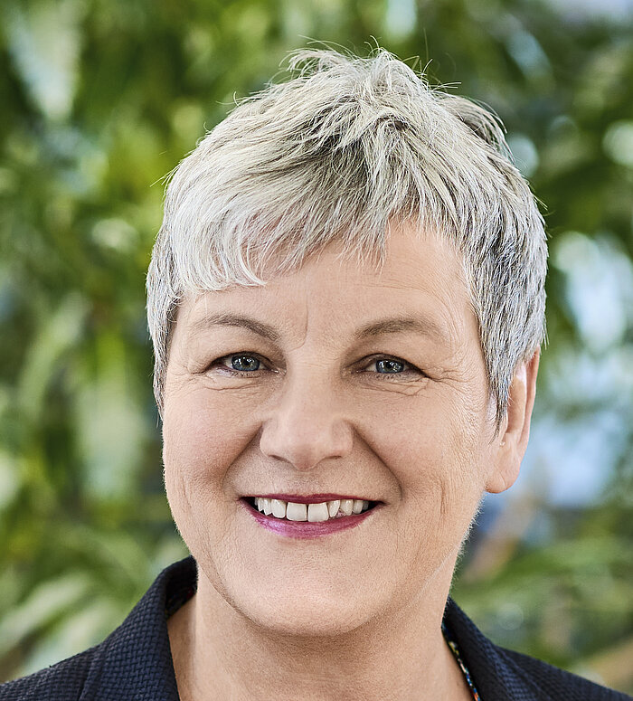 Eva Kiene Mitarbeiterin Rapunzel Presseteam vor Pflanzen.