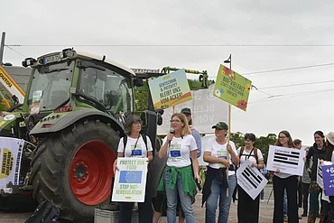 Rapunzels auf der Kundgebung in Strassburg Fünf Rapunzel Mitarbeiterinnen vor einem Traktor zur Kundgebung zu NGTs vor dem Strassburger Parlament