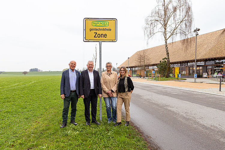 Rapunzel Naturkost setzt sich seit Jahrzehnten für eine gentechnikfreie Landwirtschaft ein. V.l.n.r: Joseph Wilhelm (Gründer und Gesellschafter Rapunzel Naturkost), Markus Ferber (MdEP der CSU), Elisabeth Waizenegger (Milchbäuerin aus dem Allgäu und Mitglied im Bundesvorstand der Arbeitsgemeinschaft bäuerliche Landwirtschaft (AbL)) und Eva Heusinger (Marketing Rapunzel Naturkost/Politisches Engagement)