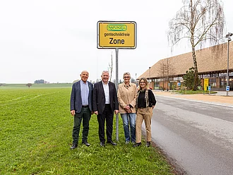 Rapunzel Naturkost setzt sich seit Jahrzehnten für eine gentechnikfreie Landwirtschaft ein. V.l.n.r: Joseph Wilhelm (Gründer und Gesellschafter Rapunzel Naturkost), Markus Ferber (MdEP der CSU), Elisabeth Waizenegger (Milchbäuerin aus dem Allgäu und Mitglied im Bundesvorstand der Arbeitsgemeinschaft bäuerliche Landwirtschaft (AbL)) und Eva Heusinger (Marketing Rapunzel Naturkost/Politisches Engagement)