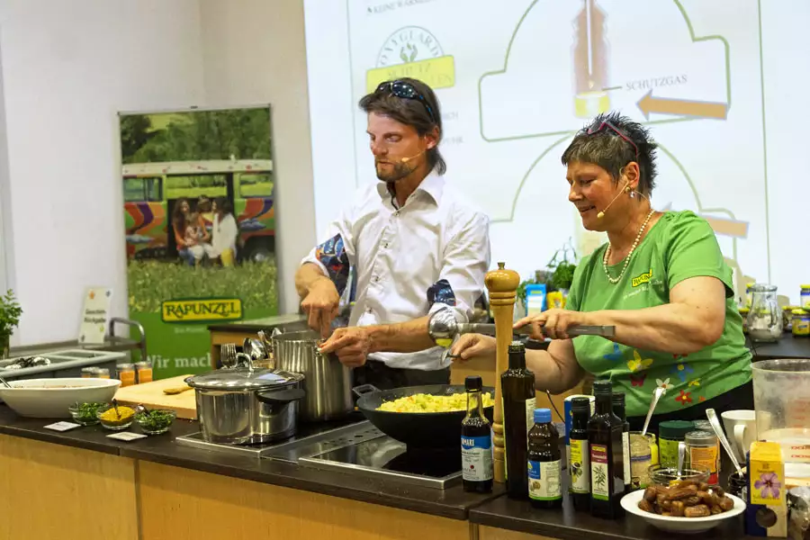 Wie wichtig sind Fette und Speiseöle für eine gesunde Ernährung? Klarheit brachte die Kochshow mit Heike Kirsten und Ulrich Schlichting am 9. Mai 2018 im Rapunzel Kino.