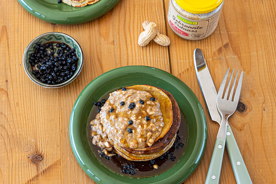 Glutenfreie Pancakes mit Ahornsirup und Heidelbeeren