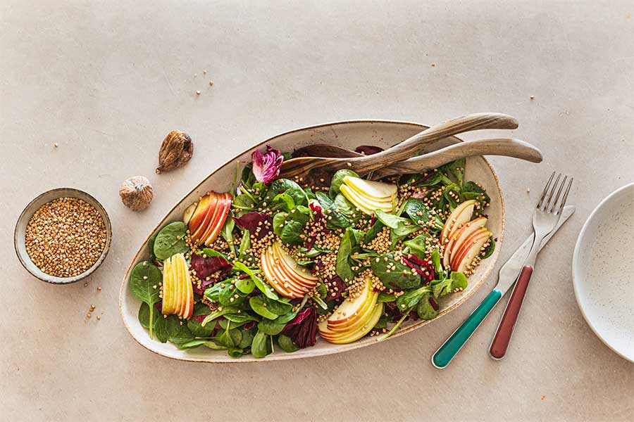 Feldsalat mit Apfel und geröstetem Buchweizen