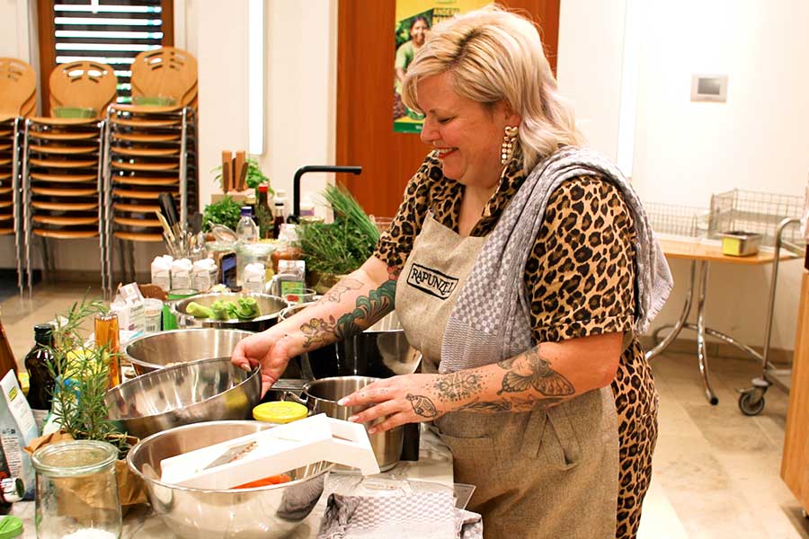 Karotten-Belugalinsen-Salat mit Mandelmus-Dressing und Saaten-Crackern