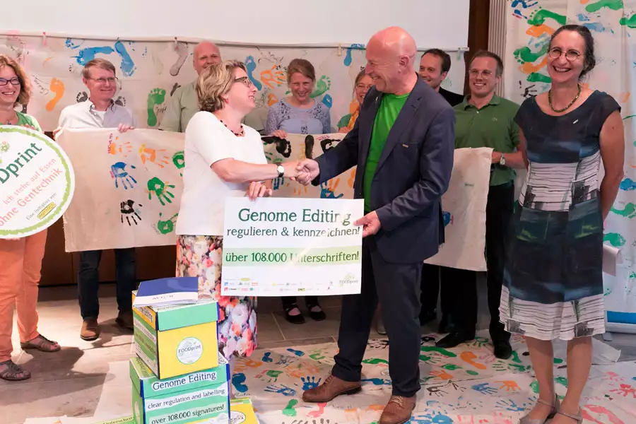 FOODprint-Initiator Joseph Wilhelm (Rapunzel Naturkost, vorne rechts) übergab die 108.000 Stimmen für eine gentechnikfreie Welt – gesammelt auf Unterschriftenlisten und als bunte Fußabdrücke auf Stoffbahnen – an Bundesumwelt-ministerin Svenja Schulze. Mit dabei waren Vertreter des breiten Bio-Bündnisses, das hinter der Initiative steht (im Hintergrund von links): Eva Heusinger (Rapunzel Naturkost), Detlef Harting (Biomessen), Gerald Wehde (Bioland), Antje Kölling (Demeter), Petra Boie (Bingenheimer Saatgut), Gero Niggemeier (Dr. Bronner’s), Manuel Pundt (Bio Company) und Elke Röder (Bund Ökologische Lebensmittelwirtschaft e.V., BÖLW).