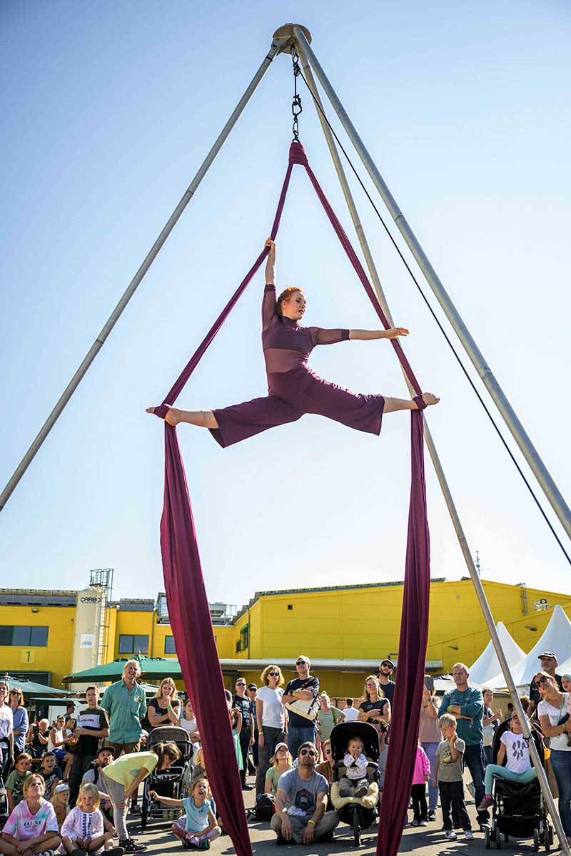 Flying Act - unsere Luftartistin hält alle in Atem