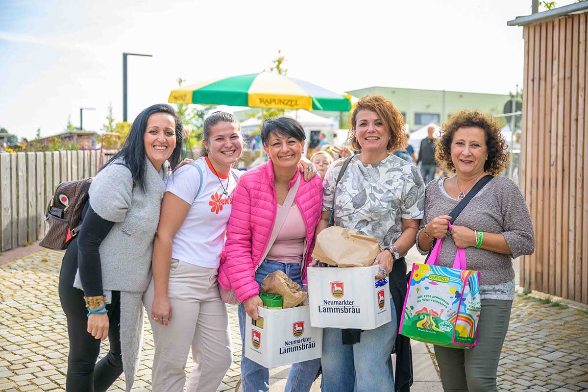 Glückliche Besucherinnen zum Eine Welt Festival