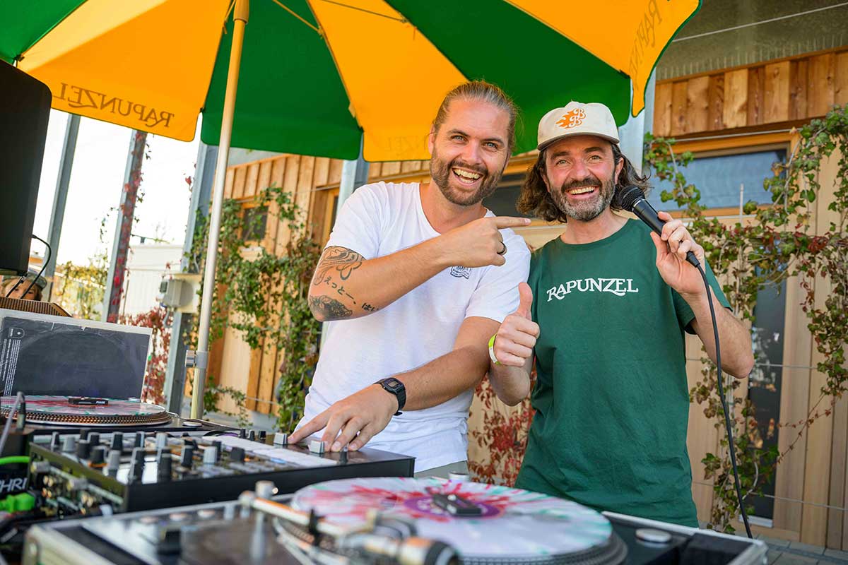 DJ Chrisbo und Robert Butscher beim ersten Miniramp Contest des Rapunzel Eine Welt Festivals