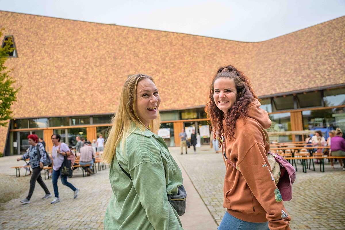 Besucherinnen auf dem Rapunzel Eine Welt Festival