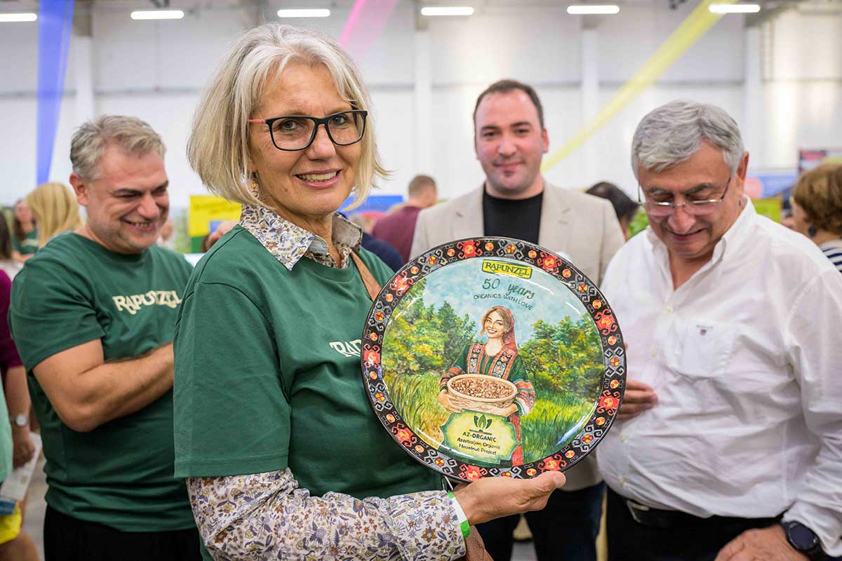 Geschäftsführerin Margit Epple mit Geschenk unserer türkischen Kollegen